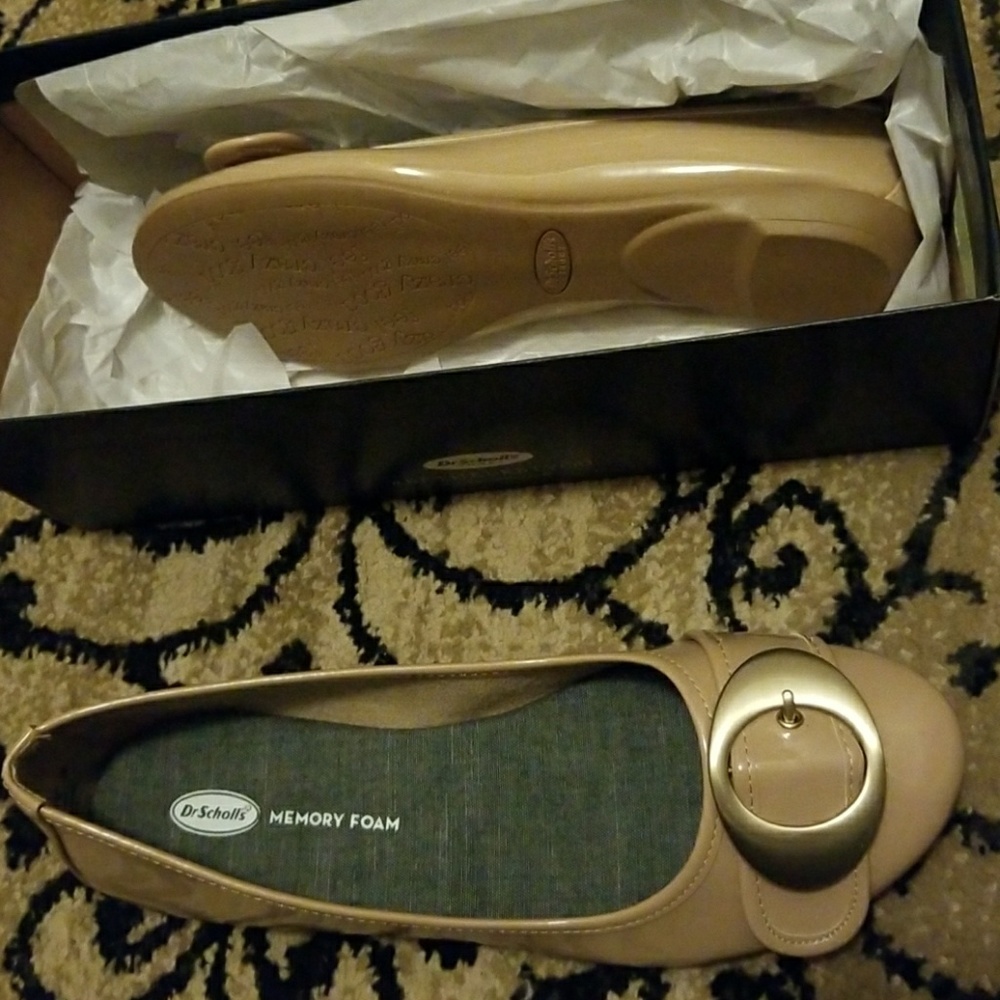 Beige flat shoes